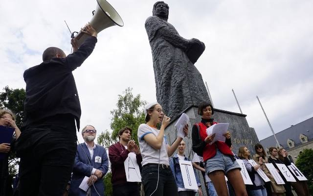 Poznańscy studenci okupują rektorat UAM i protestują na placu Mickiewicza [ZDJĘCIA]
