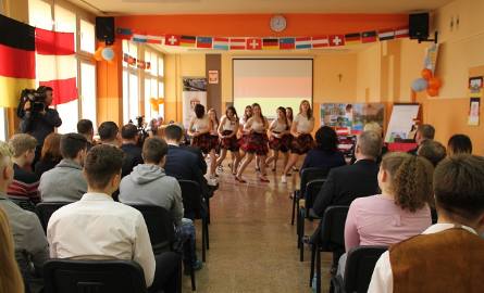 Występy taneczne przygotowano pod kierunkiem  Sylwii Sochy – nauczycielki tańca.