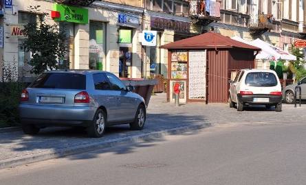 Na ulicy Żeromskiego naprzeciwko Łaźni kierowcy wykorzystują każdy kawałek wolnego miejsca.