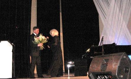 Kwiaty  Magdzie Umer wręczył Waldemar Różycki.