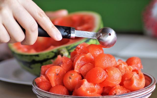 Tak wygląda wykrawacz do melonów i arbuzów. Dzięki niemu można formować miąższ w małe, dekoracyjne kulki.