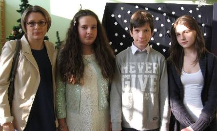 Jestem dumna z moich uczniow - mówi Wioletta Klonwoska - z lewej. Obok Adriana Nowak, Arkadiusz Kądziela i Wiktoria Kucharczyk