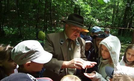 Zajęcia w terenie z Leśniczym Leśnictwa Kruszyn na ścieżce edukacyjnej w Rezerwacie Kruszyn