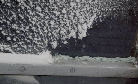 Po prawej: papierowy ręcznik nie daje pola do popisu zimie, po lewej miejsce w którym nierozważny pasażer nie użył ręcznika do uszczelnienia okna.