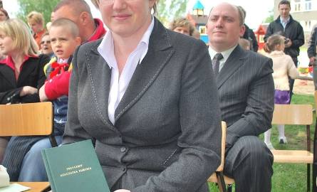 Elżbieta Nakielska z książeczką "Przygody kolczatka Kubusia".