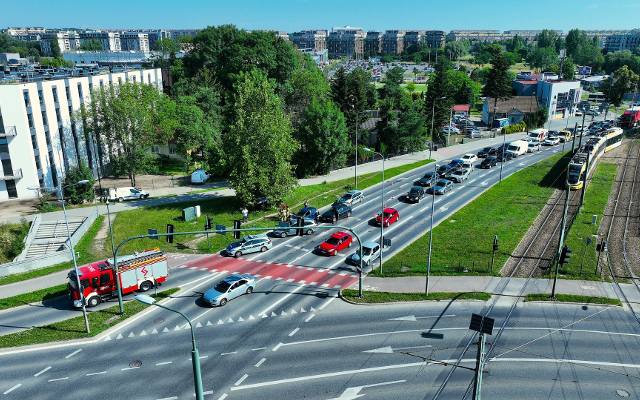Kraków. Wypadek na rondzie Czyżyńskim z udziałem trzech aut. Kobieta zasłabła podczas jazdy samochodem 