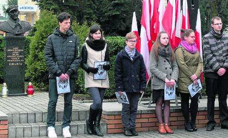 W ramach obchodów przed pomnikiem Hieronima Dekutowskiego uczniowie przypomnieli historię Wyklętych.