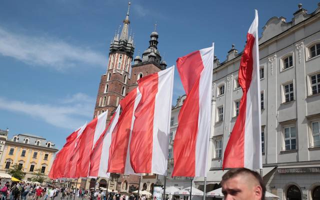 Biało-czerwony Kraków. Miasto przystroiło się na święta