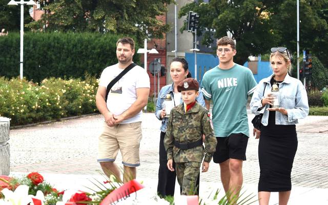 Uroczystość w Oświęcimiu w 80. rocznicę wybuchu Powstania Warszawskiego. Hołd bohaterskim powstańcom i ludności stolicy. Zdjęcia