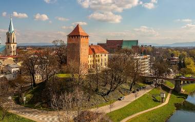 Zamek w Oświęcimiu ze średniowieczną basztą i tunelami pod wzgórzem zamkowym przyciąga coraz więcej turystów z całej Polski i zagranicy