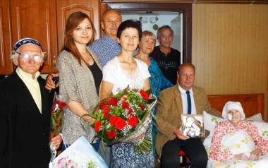 17 lipca Janina Niedbał z Krasocina obchodziła setne urodziny. Na zdjęciu z wójtem gminy Ireneuszem Gliścińskim i najbliższą rodziną.