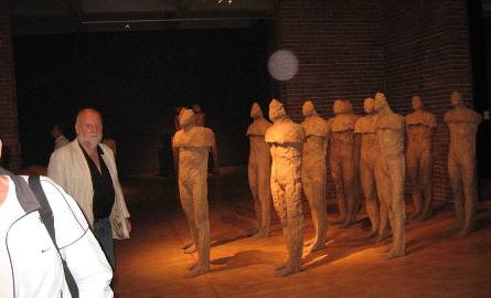 Rzeźby Abakanowicz w Muzeum Rzeźby Współczesnej ogląda profesor Adam Myjak