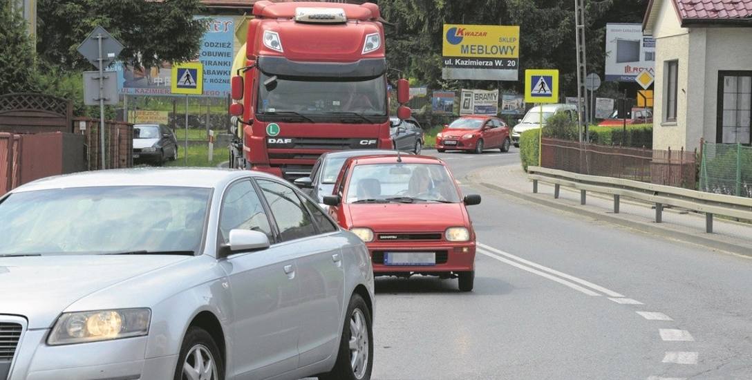 Dziennie przez Tuchów - krętymi i wąskimi drogami - przejeżdża średnio nawet 15 tysięcy pojazdów