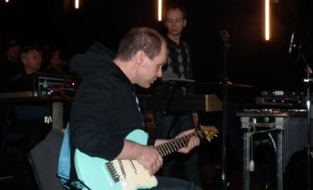 Muzykę na żywo grali do filmu Marcin Dymiter (na pierwszym planie) oraz Paweł Nowicki