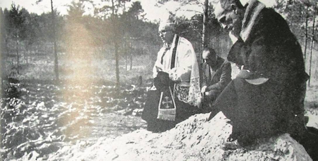 Katyń, kwiecień 1943 r. Nad dołami śmierci, które kryły ciała ponad 4 tys. polskich oficerów modli się ks. Stanisław Jasiński. Był wysłannikiem  metropolity