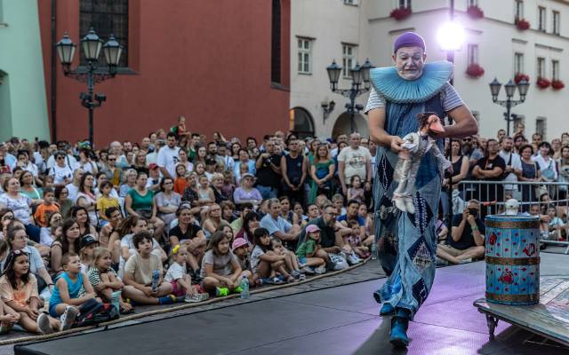 Klaun, spacer po linie nad Rynkiem, marionetki. W Krakowie trwa Festiwal Teatrów Ulicznych