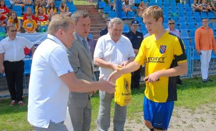 Gimnazjalista z Łagowa Kamil Jaskuła (pierwszy z prawej) otrzymuje wyróżnienie dla najlepszego zawodnika Minimundialu 2014. Wręczają je, na zdjęciu od