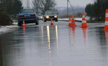 Kłopotliwe roztopy i brak przepustów. Woda przelewa się przez drogę w Szymanowicach