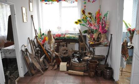 Ta sala prezentuje folklor i dawne narzędzia pracy.