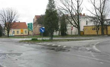 Jezdnia na skrzyżowaniu ulic Kościuszki, Czarnieckiego i 1 Maja jest zniszczona przez ciężarówki.