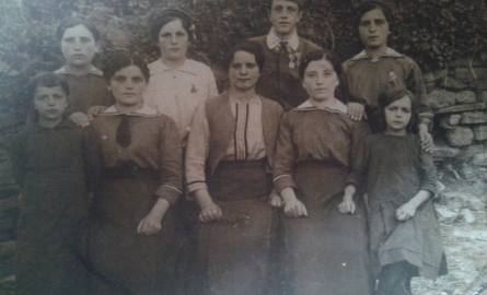 Dziewczęta zJazłowca - zdjęcie zrobione podczas II wojny światowej. Mama pana Kazimierza druga z prawej strony.