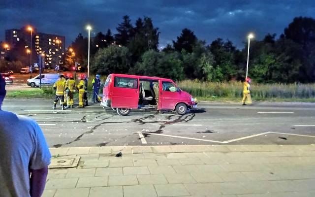 Wypadek na ul. Stella-Sawickiego w Krakowie. Bus, w którym jechało 7 osób zderzył się z autem osobowym