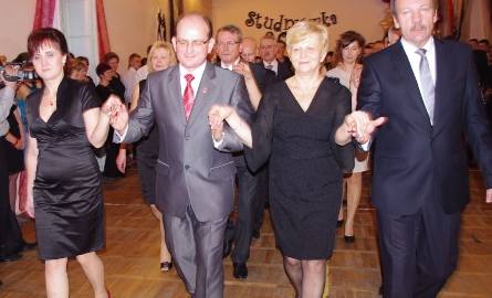By tradycji stało się zadość o północy poloneza zatańczyli nauczyciele, zaproszeni goście i rodzice maturzystów.