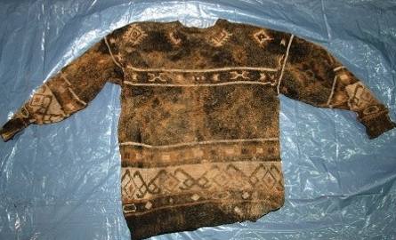 Przy zwłokach mężczyzny znaleziono sweter w brązowo-zielono-szare, poprzeczne wzory geometryczne.