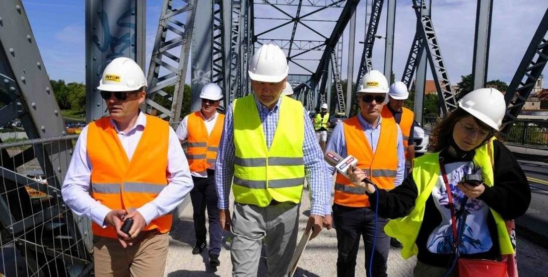 Zwiedzanie remontowanego mostu. Prezydent Michał Zaleski doglądał prac na przeprawie