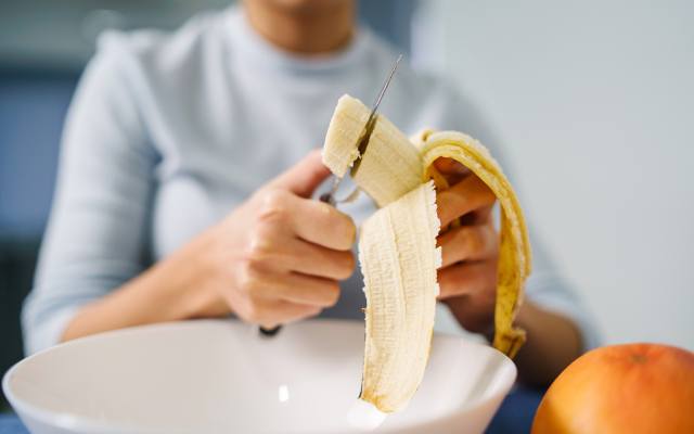 Komu szkodzi jedzenie bananów? To nie tylko osoby z alergią. Kiedy nie można jeść bananów? Przy tych chorobach ich unikaj