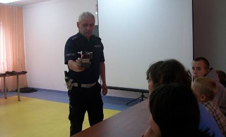 Kierownik ruchu drogowego aspirant sztabowy Jarosław Stępień w przysuskiej policji opowiadał, jak działa policyjny alkomat.