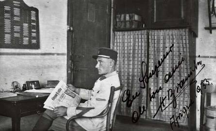 Bydgoszczanin sierżant Henryk Branicki z gazetą. Afryka 1933 – zdjęcie z jego dedykacją i autografem