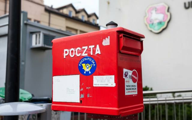 Wiele ofert pracy w Poczcie Polskiej. Tyle można tam zarobić. Tymczasem związkowcy szykują się do strajku