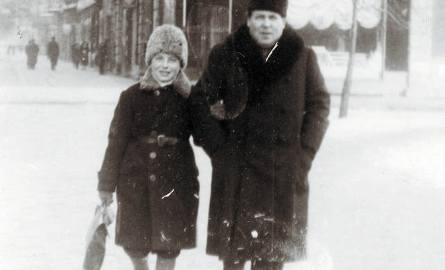 Rok 1933. Witold Bełza z synem Januszem na pl. Wolności