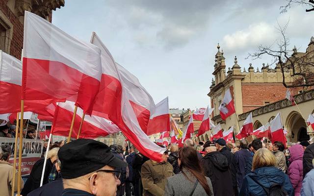 Protest na Rynku w Krakowie. Na cenzurowanym nowy rząd i Zielony Ład. 