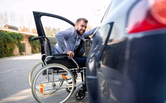Orzeczenia i karty parkingowe dla niepełnosprawnych nie stracą ważności. Ustawa o jej wydłużeniu podpisana przez prezydenta
