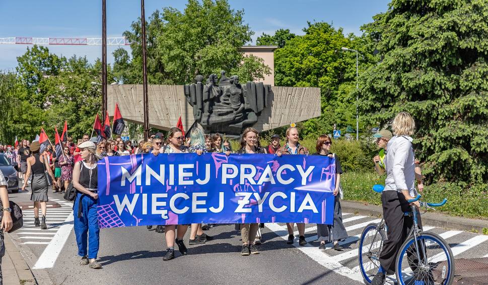 Film do artykułu: Pierwszomajowy marsz w Krakowie z hasłami "Mniej pracy, więcej życia". Bo Polacy pracują za długo