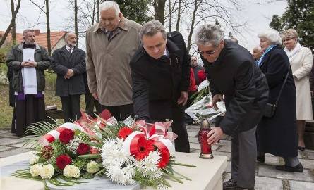 W Miejscu Straceń na Zawięzieniu kwiaty na grobach spoczywających tu bohaterów złożyli szefowie samorządu gminy i powiatu.