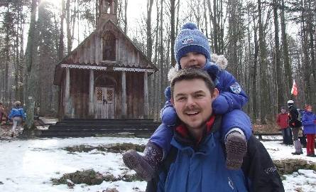 - Trzyletni Franciszek z tatą Marcinem w drodze na Łysicę przy kapliczce świętego Franciszka w Świętej Katarzynie.