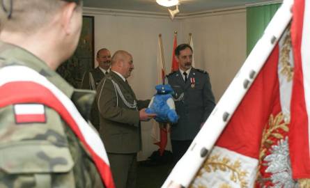 Mł. insp. Wiesław Dzierbicki (po prawej) podarował szefowi WKU popularnego Polfinka