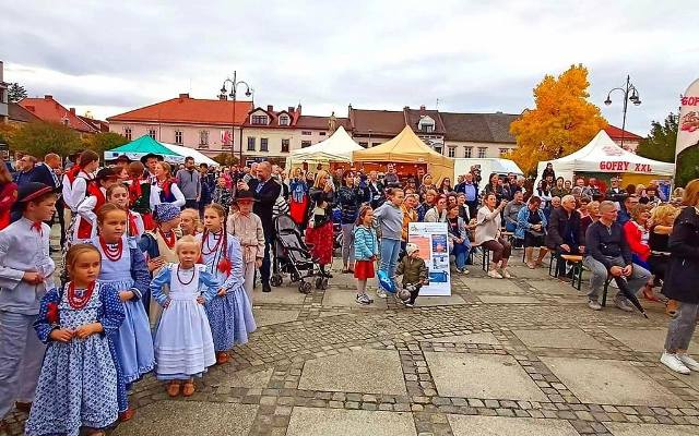 Kęty. Świętowali dzień patrona miasta św. Jana Kantego. Na kęckim Rynku po raz 10. odbył się Jarmark Świętojański. ZDJĘCIA