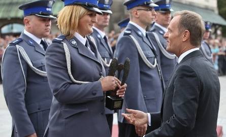 Starszy sierżant Anna Dulemba odbiera statuetkę i gratulacje od premiera Donalda Tuska. Uroczystości odbyły się w sobotę w Warszawie.