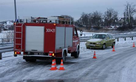 Wypadek na wiadukcie przy Niemodlińskiej. Zderzyły się trzy samochody. Na drodze był lód.