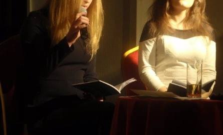 Paulina Siwiec i Justyna Dulewicz z VI LO czytały teksty osób nieobecnych.