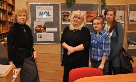 O fotografii Iwony Nabzdyk mówila Ewa Kutyła (z lewej), opiekunka szkolnej galerii "Mol”