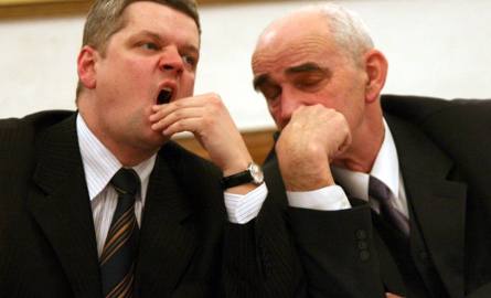 Lewicowi radni Norbert Mastalerz (z lewej) i Stanisław Banaszek, wyglądali na bardzo „zainteresowanych” tym, kto i co mówi.