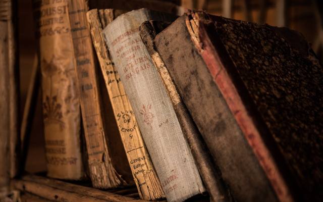 Książki z czasów PRL są warte majątek. Te książki są poszukiwane przez kolekcjonerów. Sprawdź, czy masz je w domu 21.11.2023