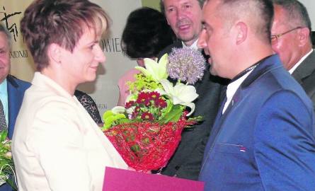 Anna Kurian odbiera wyróżnienie w kategorii Lekarz od Huberta Żądło.