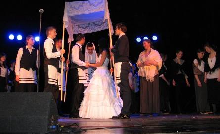 Efektowna jest scena ślubu młodych pod chupą  czyli  baldachimem, pod którym zawierany był zawsze związek małżeński wśród Żydów.