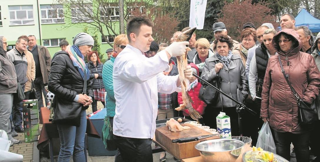 Dużym zainteresowaniem na  II Powiatowych Targach Ogrodniczo-Rolniczych w Sypniewie cieszył się pokaz kulinarny oprawiania szczupaka. To była jedna z